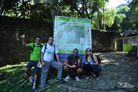 Com a Álvaro e o Valentín, no início da trilha para subir a Pedra da Gavea, no Parque Nacional da Tijuca, no Rio de Janeiro